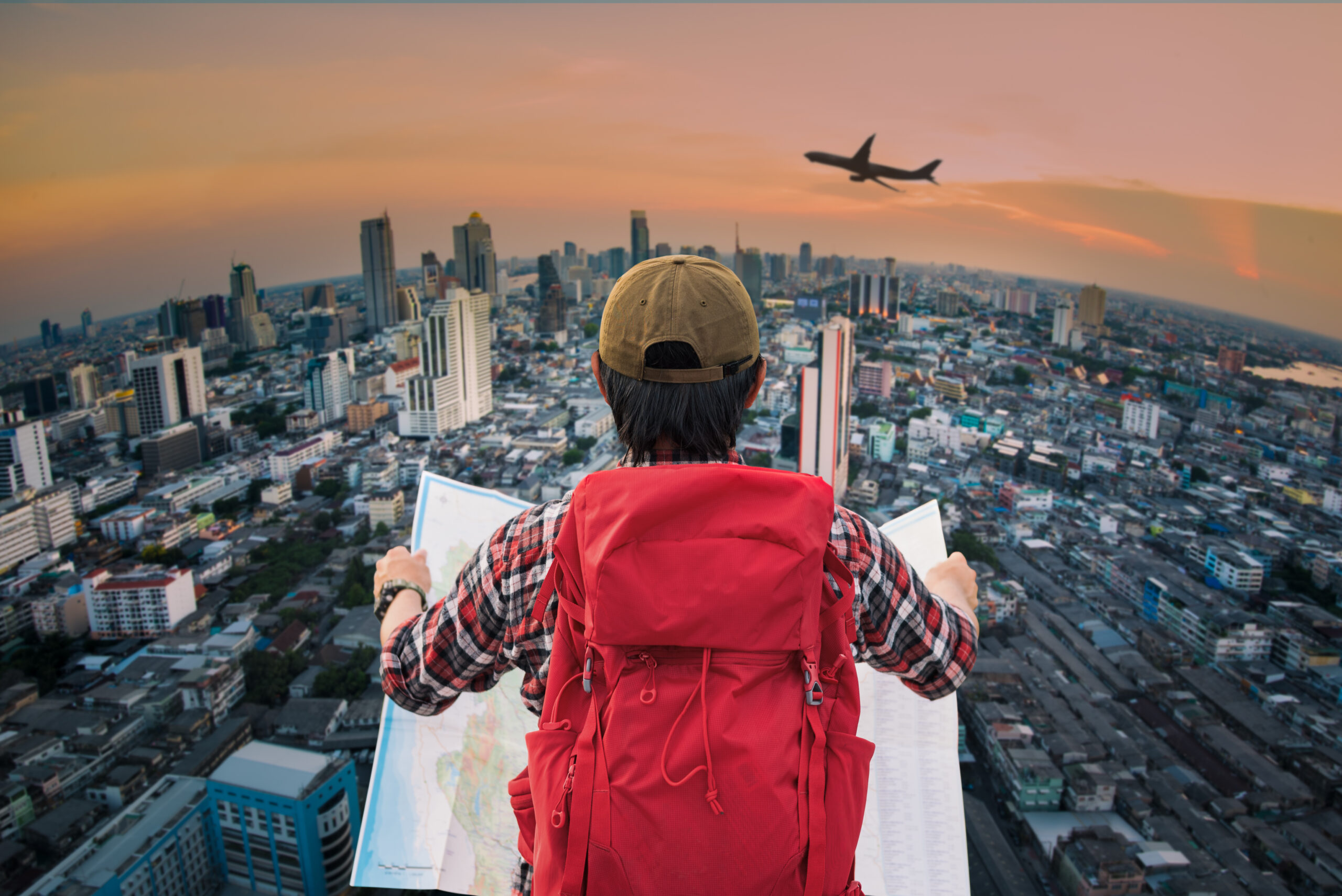 Junger Mann, der eine Karte in der Hand hält und auf einer Karte nach dem Weg sucht, während er auf einer Stadtansicht mit Wegbeschreibung auf einer Karte während einer Auslandsreise sucht. Konzept für die Suche nach einem Ort durch Touristen